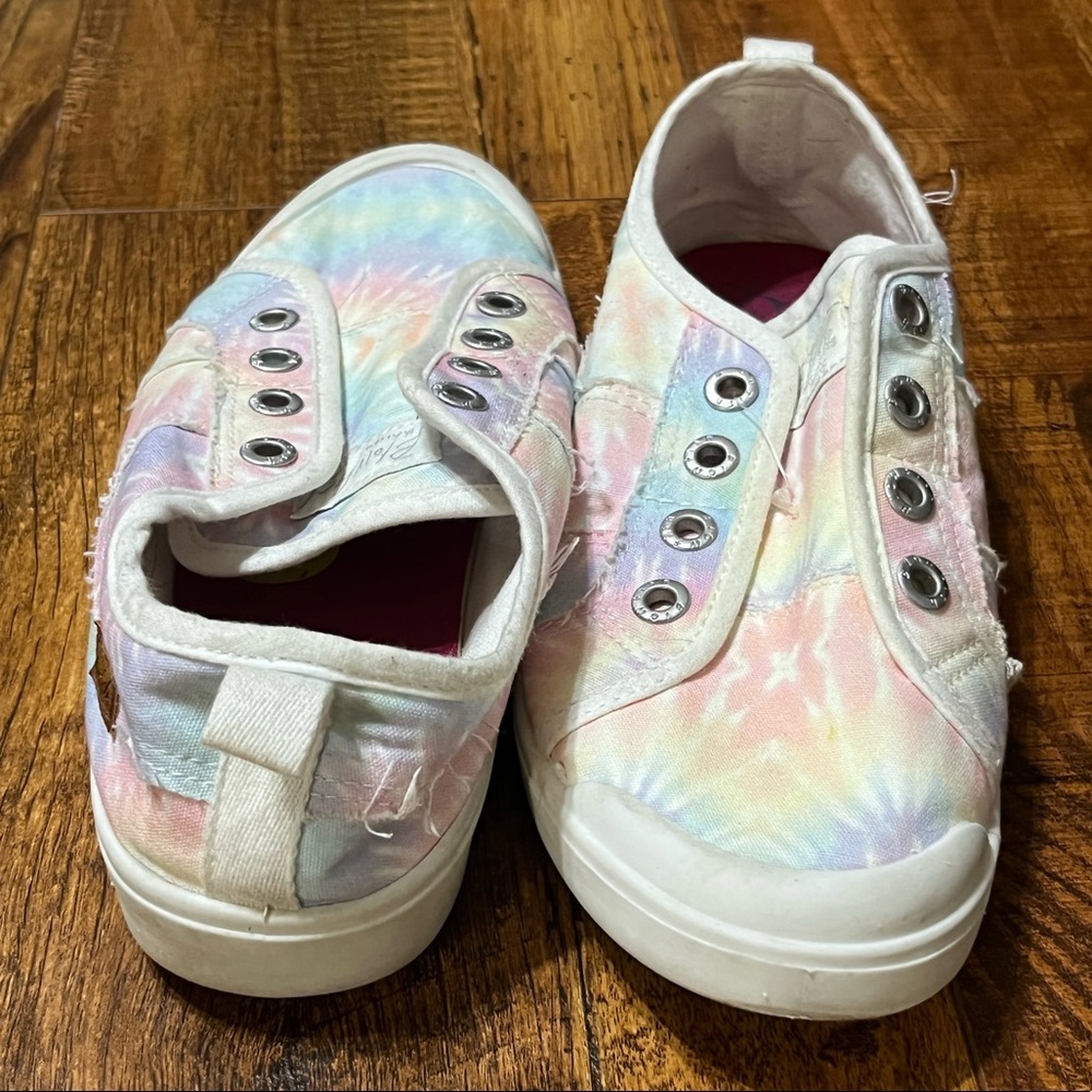 Blowfish brand girl sneakers.  Super comfy, worn twice!  Great condition.